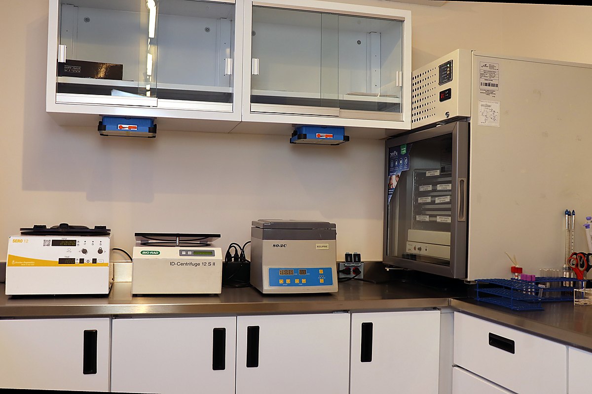 Centrífuga BIO-RAD ID-Centrifuge 12 S II, incubadora de plaquetas y refrigerador biomédico.