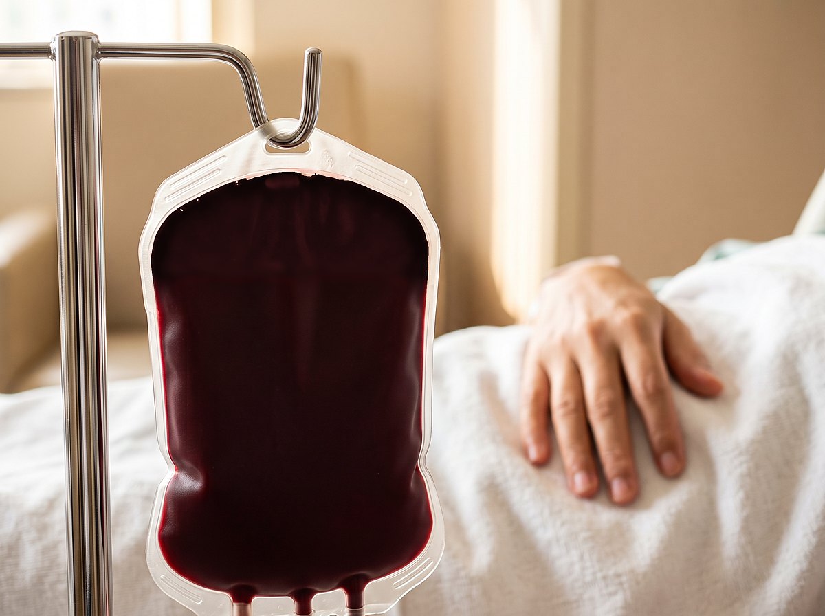 Unidad de sangre colgada junto a la cama de un paciente.