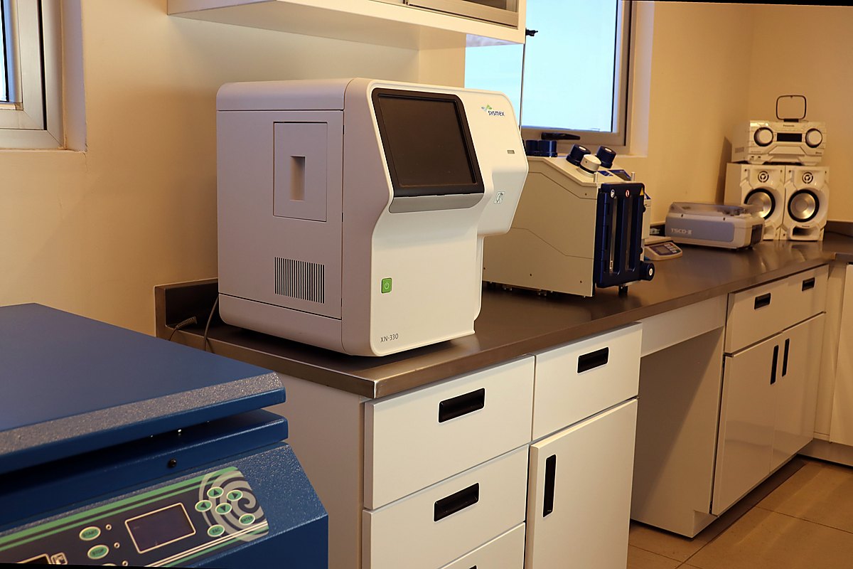 Laboratorio de la unidad con el analizador hematológico Sysmex XN-330.
